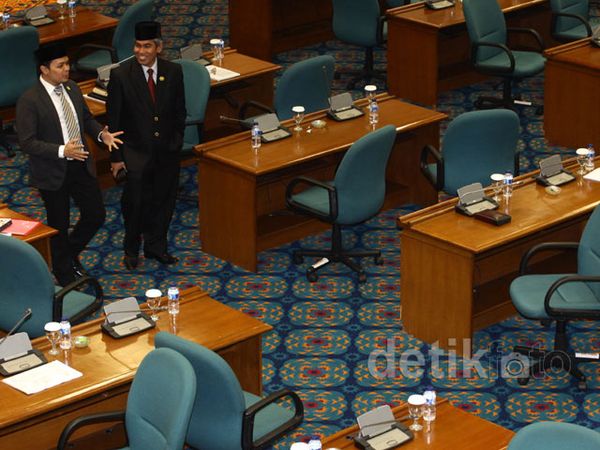 Paripurna DPRD DKI Akhirnya Ditunda