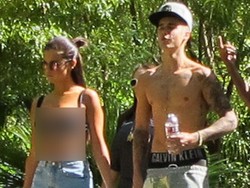 Berbikini, Selena Gomez Jalan dengan Justin Bieber di Las Vegas