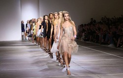 Koleksi Terbaru Topshop di London, Dari Sporty Sampai Gaun Malam
