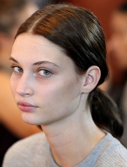 Model Tampil Tanpa Make-up di Show Alice Temperley, London Fashion Week