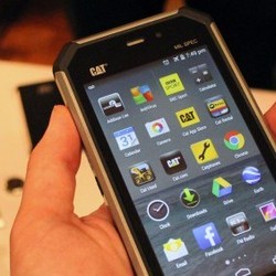 Ponsel Ini Tahan Terjangan Air dan Jatuh Puluhan Kali