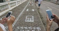 Di China Ada Pendestrian Khusus Pengguna Ponsel