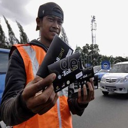Pria Ini Pakai e-Toll Card Untuk Kurangi Penyebaran Kuman