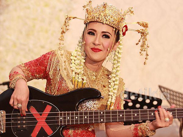 Pakai Baju Pengantin, Chua Nge-band Bareng Kotak di Pernikahannya