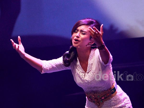 Ayushita dan Cak Lontong di Teater Roman Made in Bali