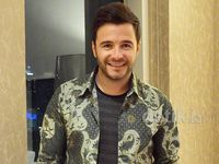 Shane Filan Tampil Berbatik