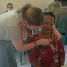 Ratusan Pasien Terbengong Saat Ikut Pengobatan Gratis US Army