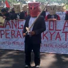 Mahasiswa Bertopeng Tolak RUU Pilkada