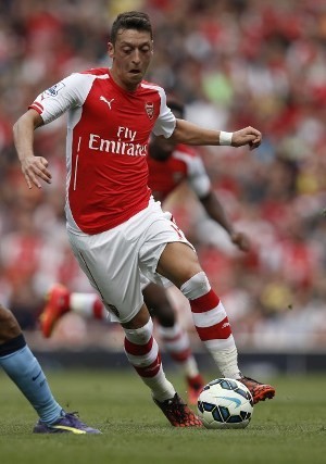 Oezil Dikritik, Wenger Membela