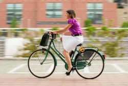 Studi: Dibanding Naik Mobil, Pesepeda atau Pejalan Kaki Jauh Lebih Bahagia