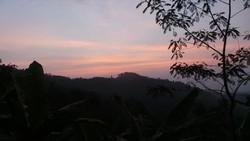 Indahnya Matahari Terbenam dari Situs Megalitikum Gunung Padang