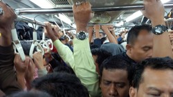 Begini Suasana di Commuter Line di Jam Berangkat Kerja, Berhimpitan Tapi Ada Solidaritas