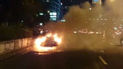 VW Kodok Terbakar di Depan Hotel Mandarin, Lalin Padat
