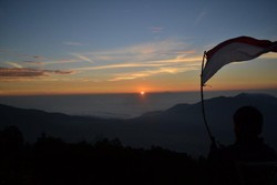 Kibar Merah Putih di Puncak Sikunir, Dieng