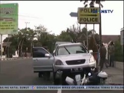 Seorang Provost Tak Sadarkan Diri Setelah Motornya Ditabrak Minibus