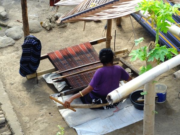 Meresapi Kehidupan Sederhana Desa Tenun di Flores