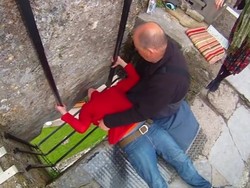 Muah... Cium Batu di Kastil Ini Konon Bisa Mengabulkan Permohonan