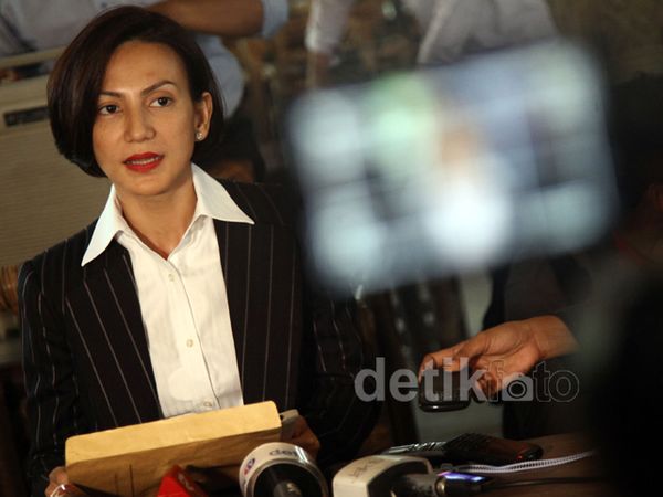 Dukung Jokowi, Wanda Hamidah Dipecat