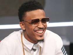 Penyanyi R&B Ini Tiba-tiba Tak Sadarkan Diri Saat Tampil di Atas Panggung