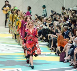 LFW 2015: Bahan Menerawang dan Kembalinya Jaket Denim dari Burberry Prorsum