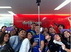 Asyiknya Ramai-Ramai Selfie Bareng Darius Sinathrya