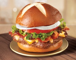 Terbaru dari Wendys, Empuk Gurih Pretzel Cheeseburger