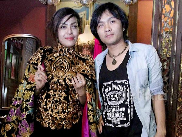 Jelang Nikah, Novita Dewi dan Alex Rudiart Fitting Baju Pengantin