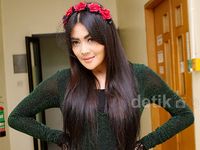Bunga Mawar di Rambut Indah Dewi Pertiwi