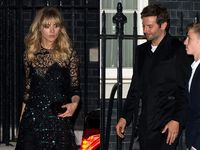 Bradley Cooper dan Suki Waterhouse Kompak Serba Hitam