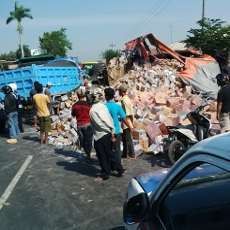 Truk Muat Pasir Hantam Truk Gandeng, Satu Orang Luka