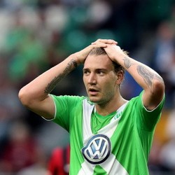 Bendtner Merasa Buang-buang Waktu Setahun di Arsenal