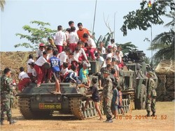 Melihat Asyiknya Ratusan Anak SD Saat Menikmati Joy Ride Kendaraan Tempur TNI