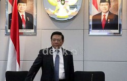 Jabatan Segera Berakhir, Agung Laksono Sibuk Foto-foto di Istana