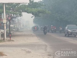 Palangkaraya Dikepung Kabut Asap, Warga Pakai Masker Saat Beraktivitas