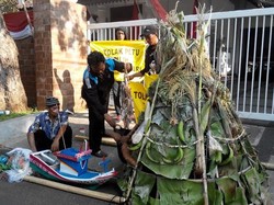 Puluhan Warga Batang Sambangi Kantor Transisi Bawa Hasil Bumi