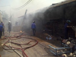 Gara-gara Bakar Sampah, Gudang Peti Mati di Pangkalpinang Ludes Terbakar