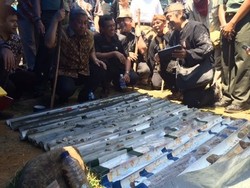 Pakai Tongkat, M Nuh Mendaki dan Pantau Aktivitas Ekskavasi di Gunung Padang