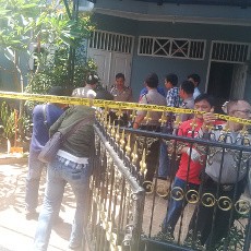 Lesmana Tewas Ditusuk di Rumahnya Saat Tengah Hari Bolong