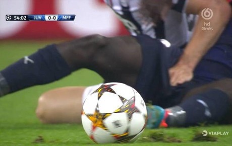 Lichtsteiner Dituding Pukul Kemaluan Pemain Malmo