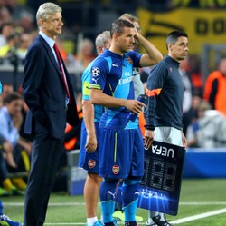 Saat Podolski Kehilangan Deker sehingga Mesti Pinjam Punya Oezil