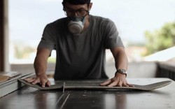 Tampil Beda dengan Kacamata Kayu dari Papan Bekas Skateboard