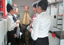 Mengintip Latihan Pramugari Garuda di Pantry Pesawat