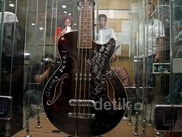 Gitar Bass Jokowi Dipajang di Museum Gratifikasi