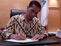 Mengintip Jokowi Bekerja dari Balik Meja