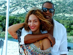 Diisukan Hamil, Beyonce Unggah Foto Liburan Berbikini