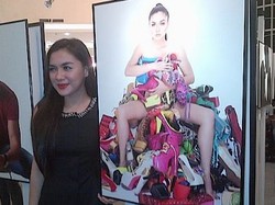 Terlihat Tak Kenakan Pakaian, Vicky Shu Pose Seksi Di Antara Sepatu