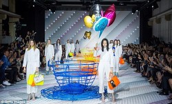 Anya Hindmarch Sulap Panggung Mode London Jadi Taman Bermain Anak