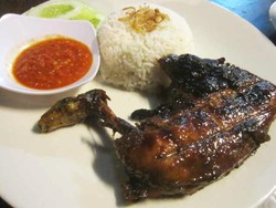 Ayam Bakar Gurih dengan Sambal Paling Cocok Buat Santap Malam