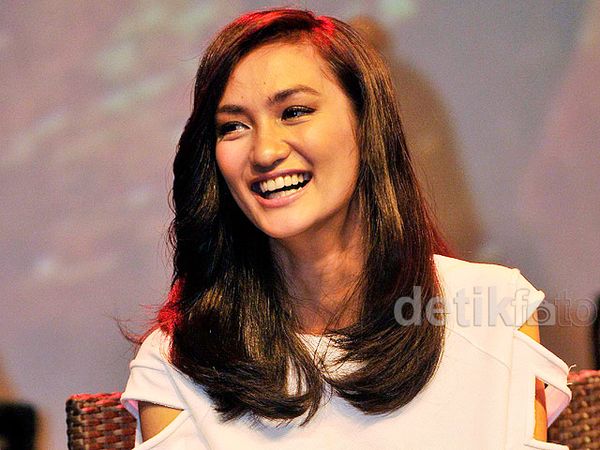 Tampil Chic dan Cantik ala Atiqah Hasiholan