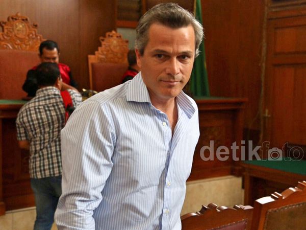 Mantan Suami Sophia Latjuba di Sidang Putusan Legalisasi Cerai